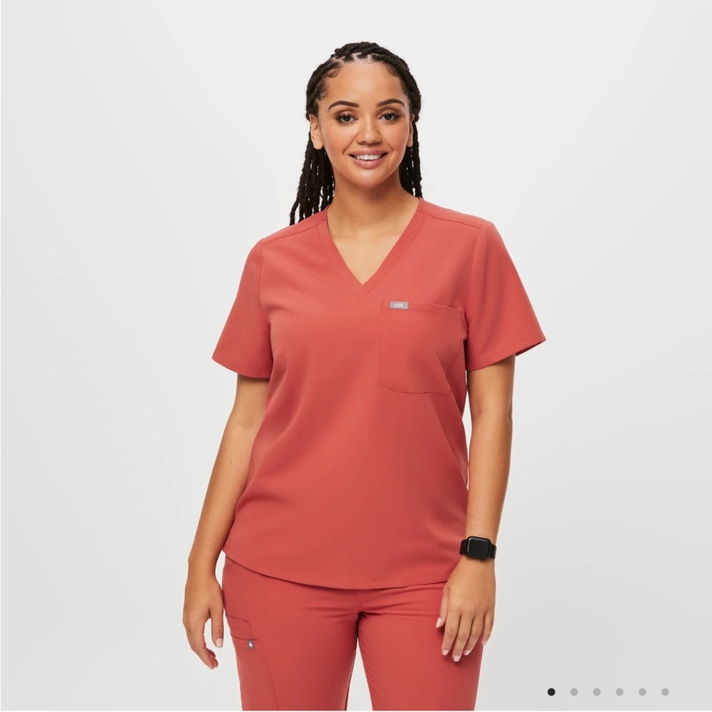 Figs Catarina One-Pocket Scrub Top in Clay